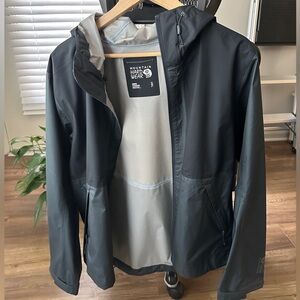 Like new mountain hardwear black hooded wind breaker rain shell 2 pockets size S